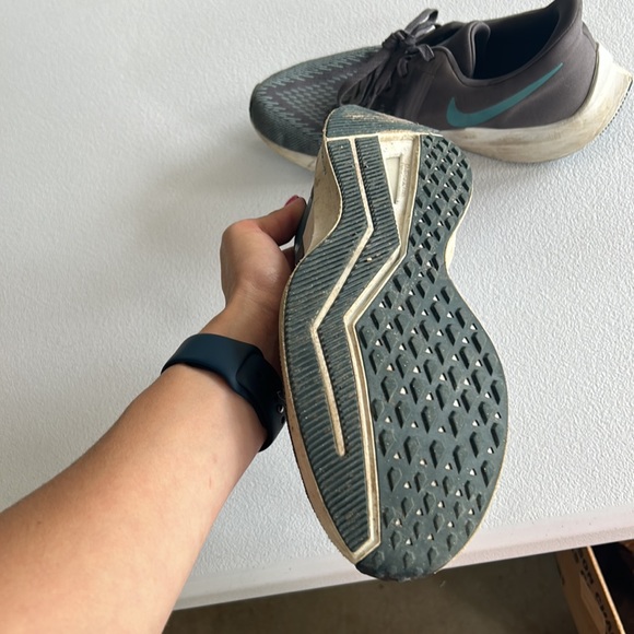 Nike Zoom Sneakers - Picture 3 of 4